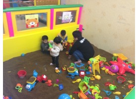 Let's find something new in the indoor playground Let's find something new in the indoor playground