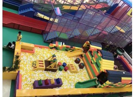 Play and leaning at indoors playground